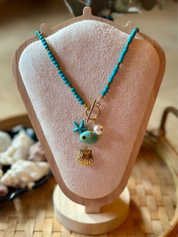 Collier perles colorées et pendentifs – Ambiance bord de mer – Neuf