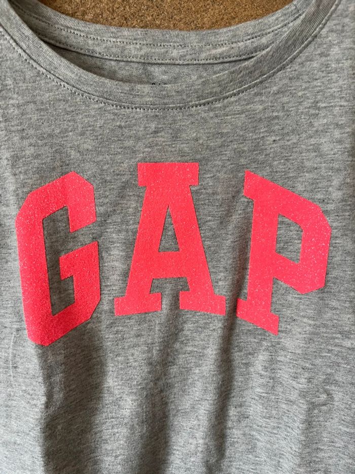 T-shirt GAP neuf taille S - photo numéro 2
