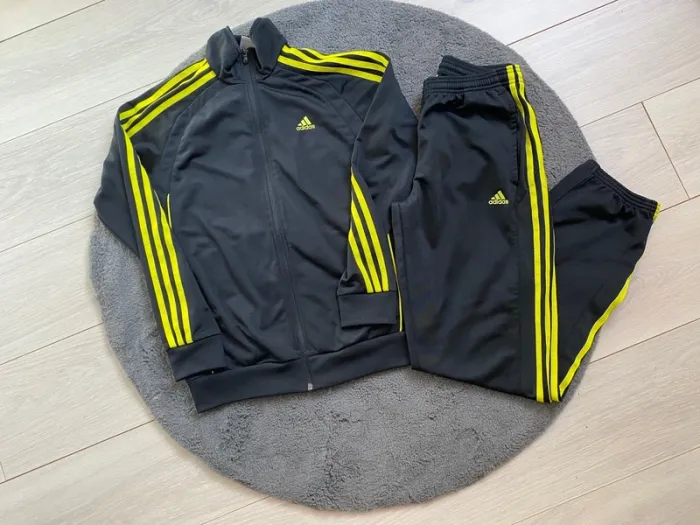 Ensemble Adidas noir & jaune Taille 14 ans (convient XS) Authentique
