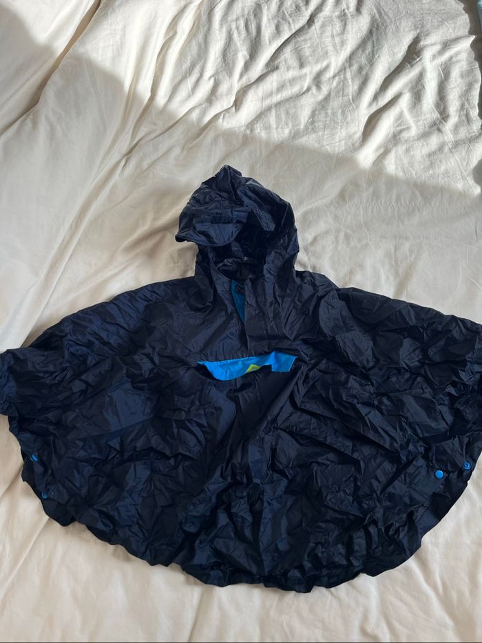 Poncho de pluie Décathlon bleu marine 6A TBE