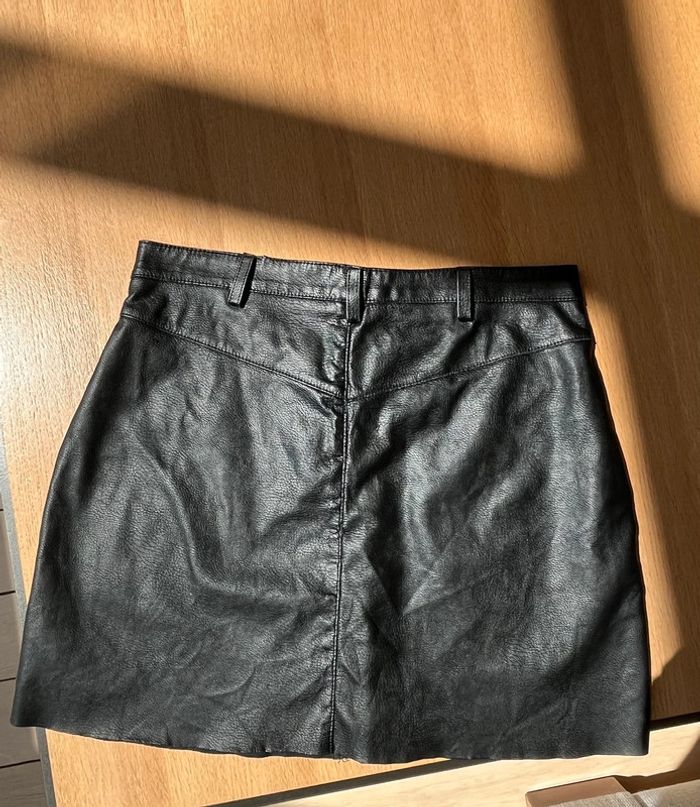 Mini jupe simili cuir Pull & Bear - photo numéro 13