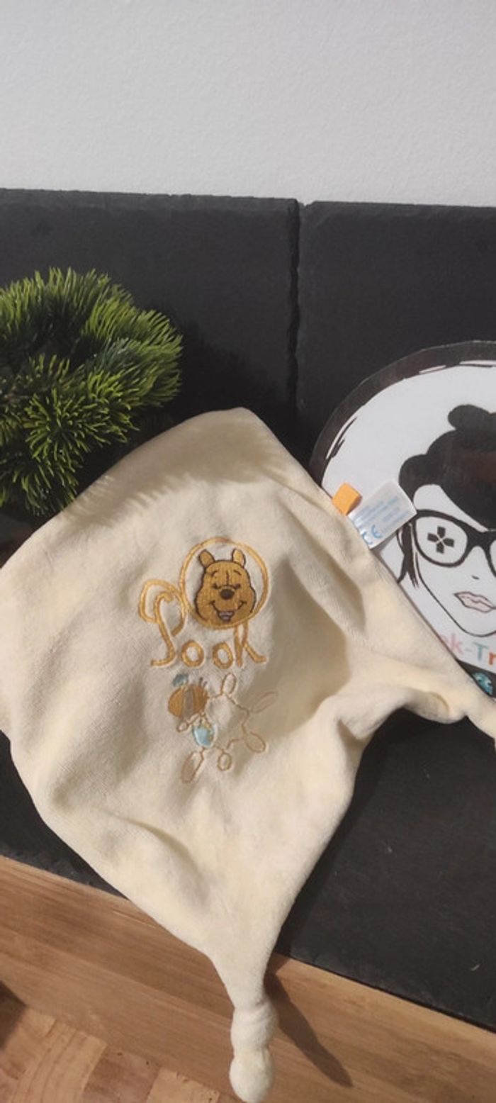 Doudou plat Winnie Pooh jaune Carrefour Cmi abeille bleu disney plat noeud carré