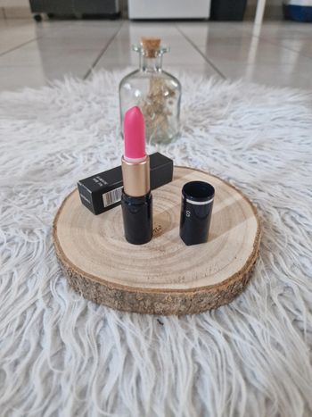 Rouge a lèvres rose neuf