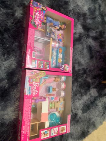 Deux. Coffrets Barbie.