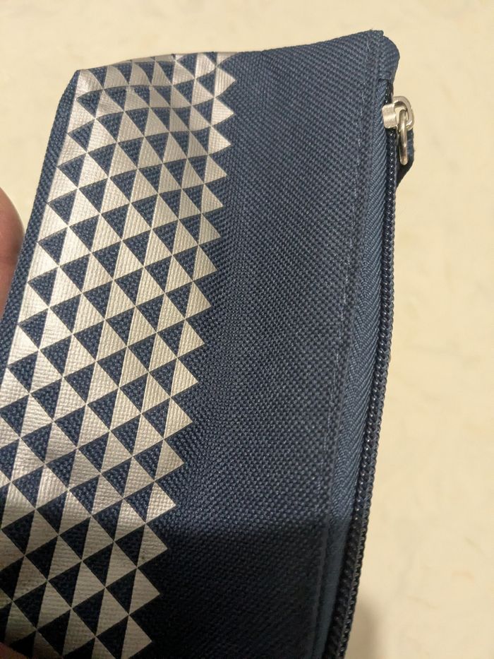 Joli porte monnaie Yves Rocher bleu et argenté. - photo numéro 7