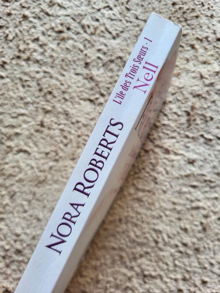 Roman L’île des trois sœurs, Tome 1 : Nell de Nora Roberts – Romance et mystère - photo numéro 4