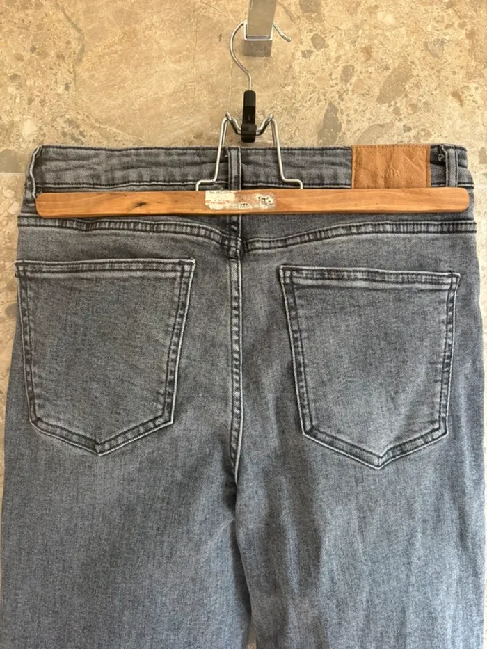 Jean gris Zara légèrement évasé et ouvert - photo numéro 5