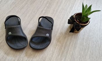 Claquettes T. 24 avec maintien élastique
