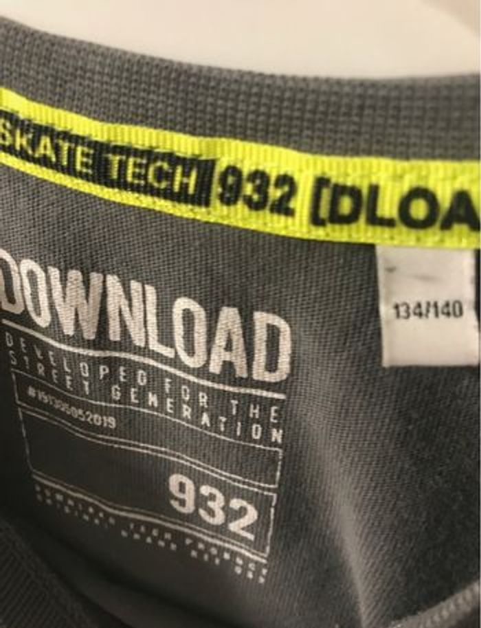 garçon 10 ans t-shirt ML gris peu porté marque c&a Motif skateboard et flocage jaune à la manche - photo numéro 5