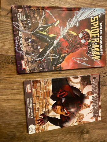 Lot 2 livres bd Miles morales Marvel Spiderman 