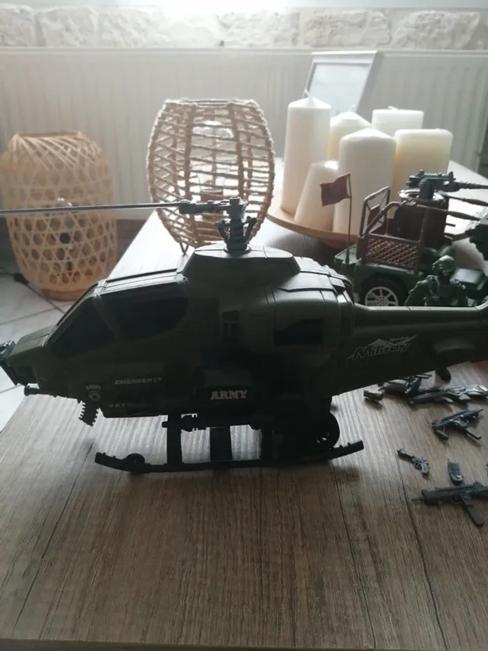 Coffret militaire avec véhicules et casque - photo numéro 8