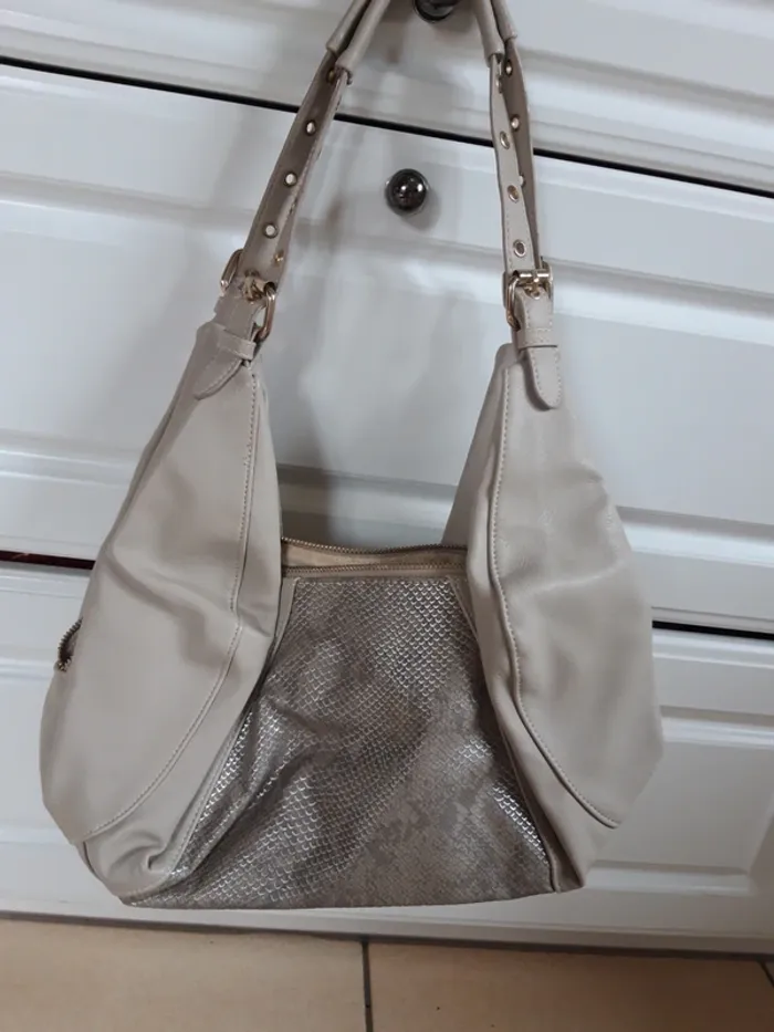 Sac à main porté épaule beige empiècement effet python