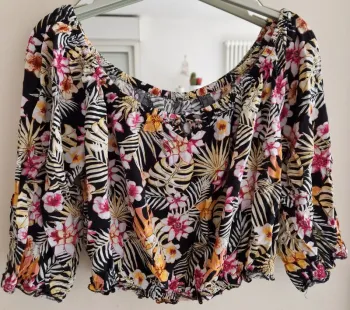 Top noir epaule dénudé à motif floral taille M