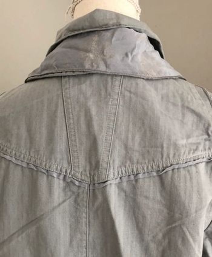 Veste légère, marque Voodoo, motifs dorés, grise, neuve, taille 40 - photo numéro 6