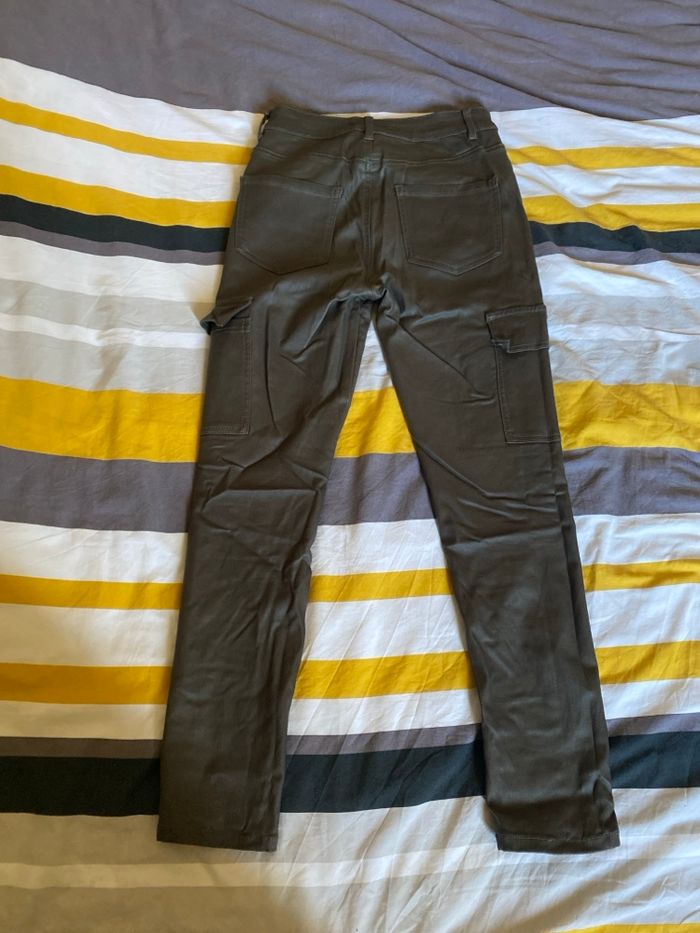 Pantalon simili cuir vert cargo - photo numéro 2