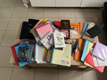 Énorme lot de fournitures scolaires neuves ou en très bon état