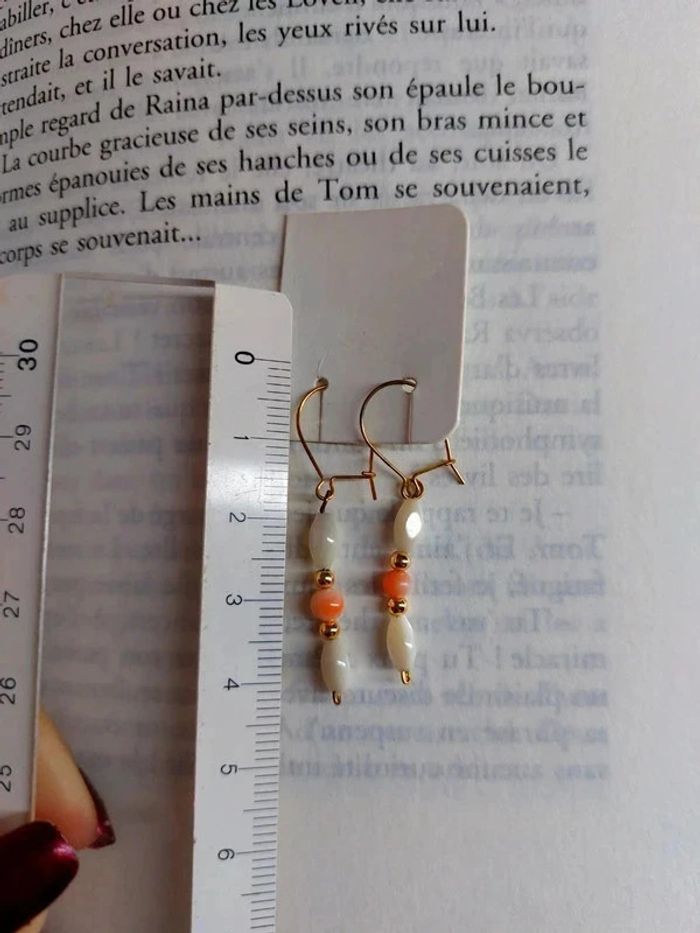 Magnifique petite paire de boucles d'oreilles pendantes en perles blanches crème et corail - photo numéro 4