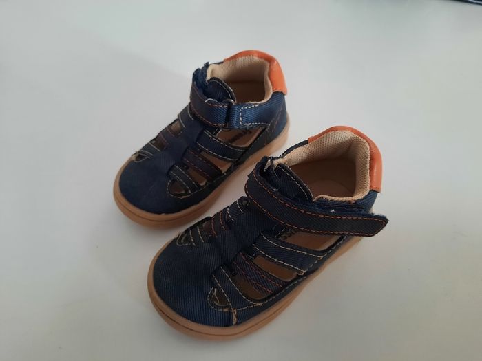 Chaussures type sandales pointure 19 Freemouss