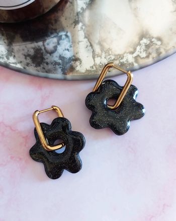 Boucles fleurs noires