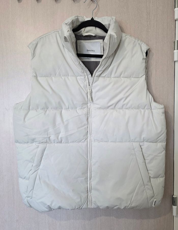 Doudoune sans manches Bershka.
Taille M . Neuve.