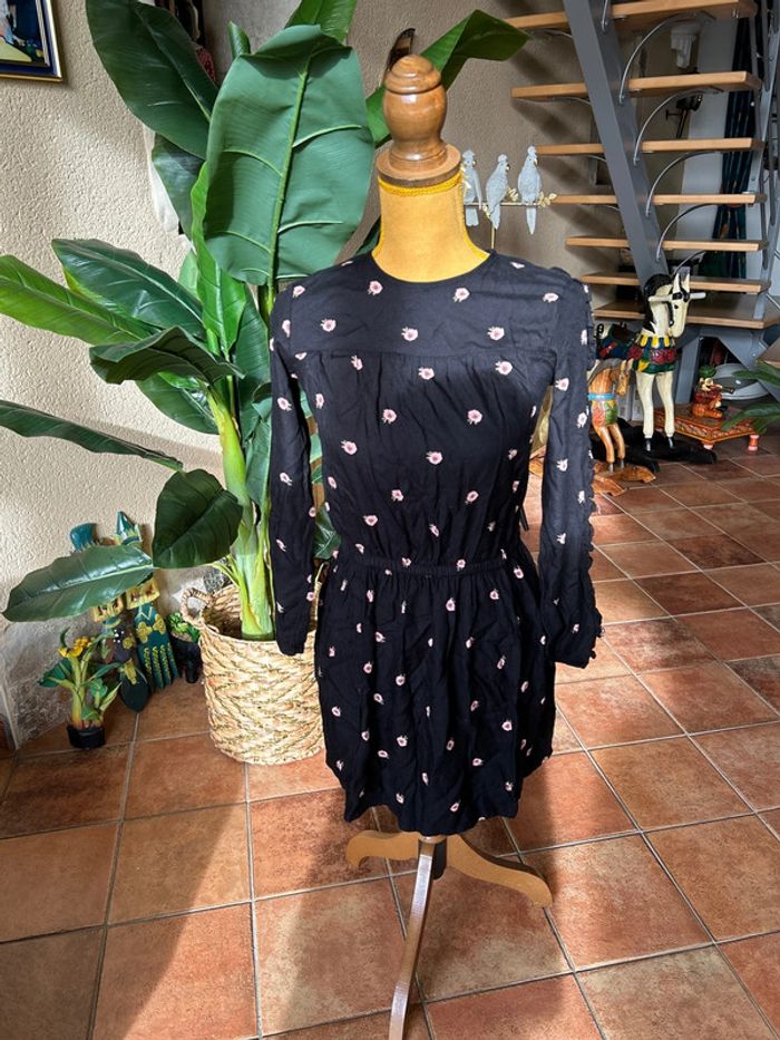 TAO robe taille 14 ans motif fleurs sur fond noir