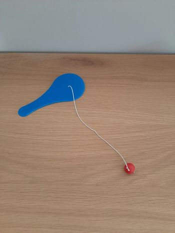 Raquette élastique avec balle caoutchouc