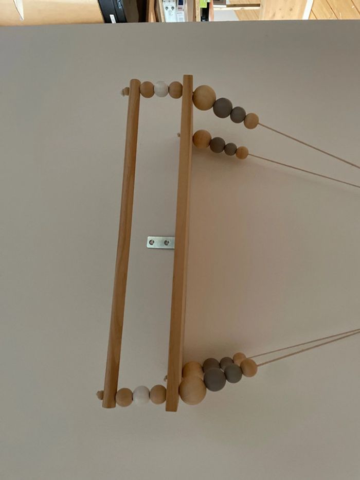 Étagère en bois avec perles de couleurs - photo numéro 2