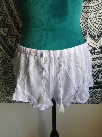 Short fluide rayé lila et blanc lien à nouer ponpon / undiz / (L)