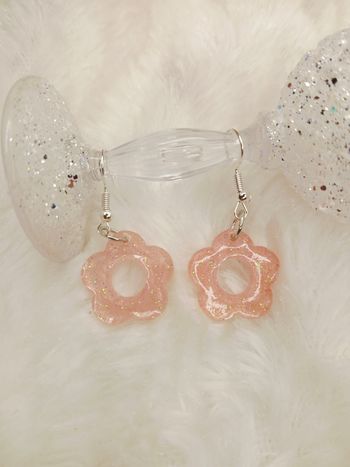 Boucles d'oreilles fleurs rose pailleté 
