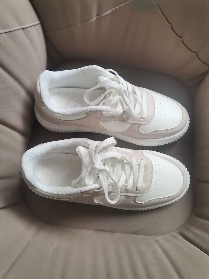 ✨ Baskets blanches & beige neuves – 39 ✨ - photo numéro 2