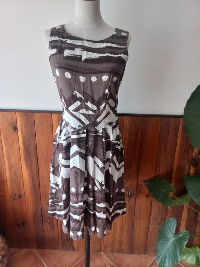 Robe marron motif blanc