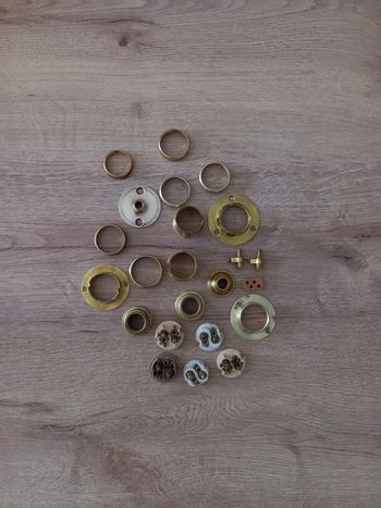 Douilles / patères anciennes en laiton " pour pièces "