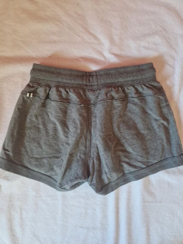 Short sport Décathlon S - photo numéro 3