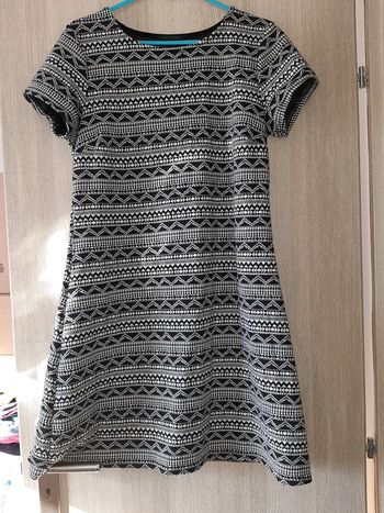 Jolie robe ethnique noire et blanche