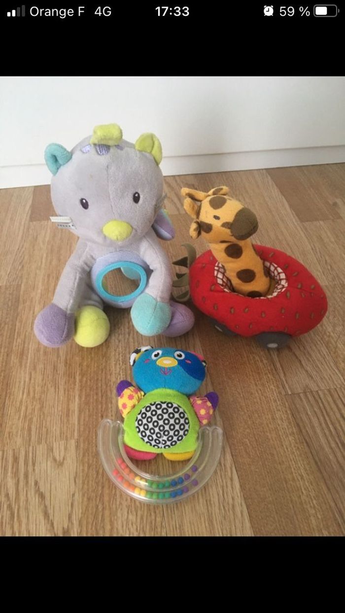 Hochet bébé en peluche.