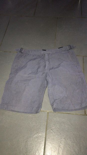 Bermuda finement rayée