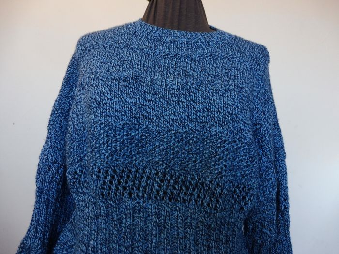 Pull femme bleu chiné fait main. Taille 42 - photo numéro 2
