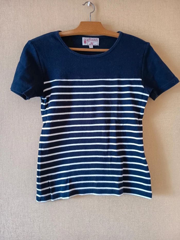 Tee-shirt. Marque affinités Armand Thiery (D42)