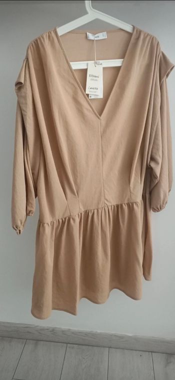 Robe beige Mango