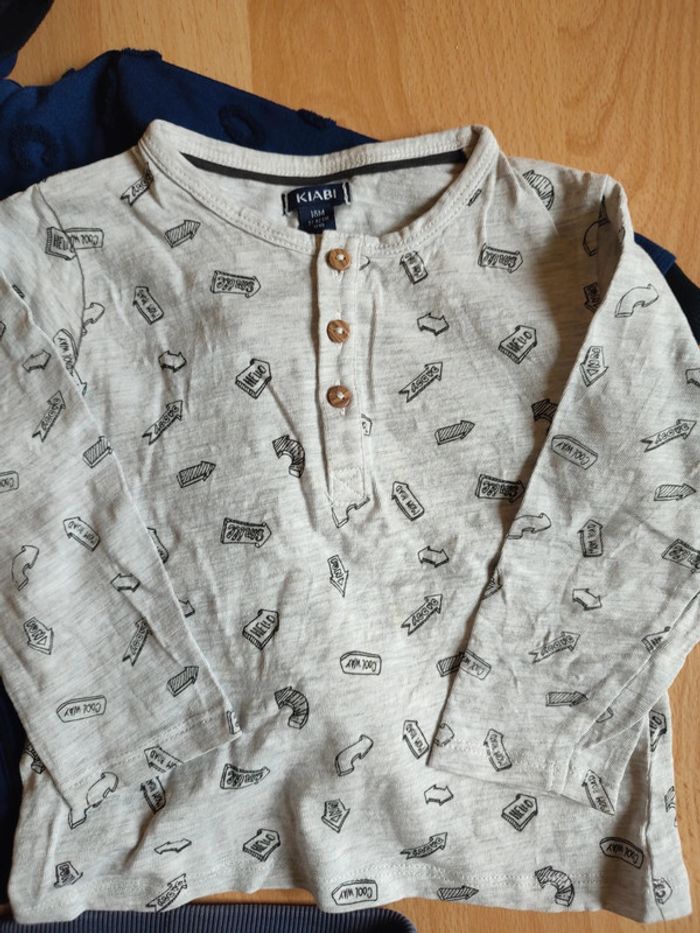 Lot tenue Jean TAO+ t-shirt manches longues et sweat zippé à capuche Kiabi en 18M - photo numéro 5