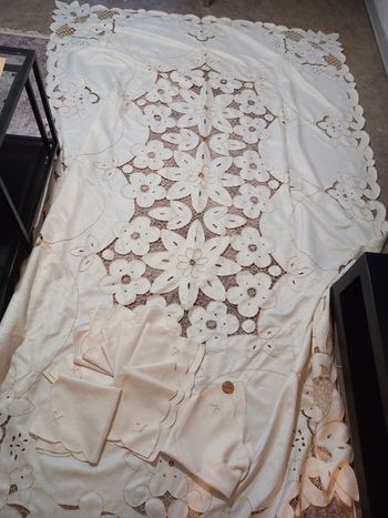Nappe brodee et 12 servuettes de table