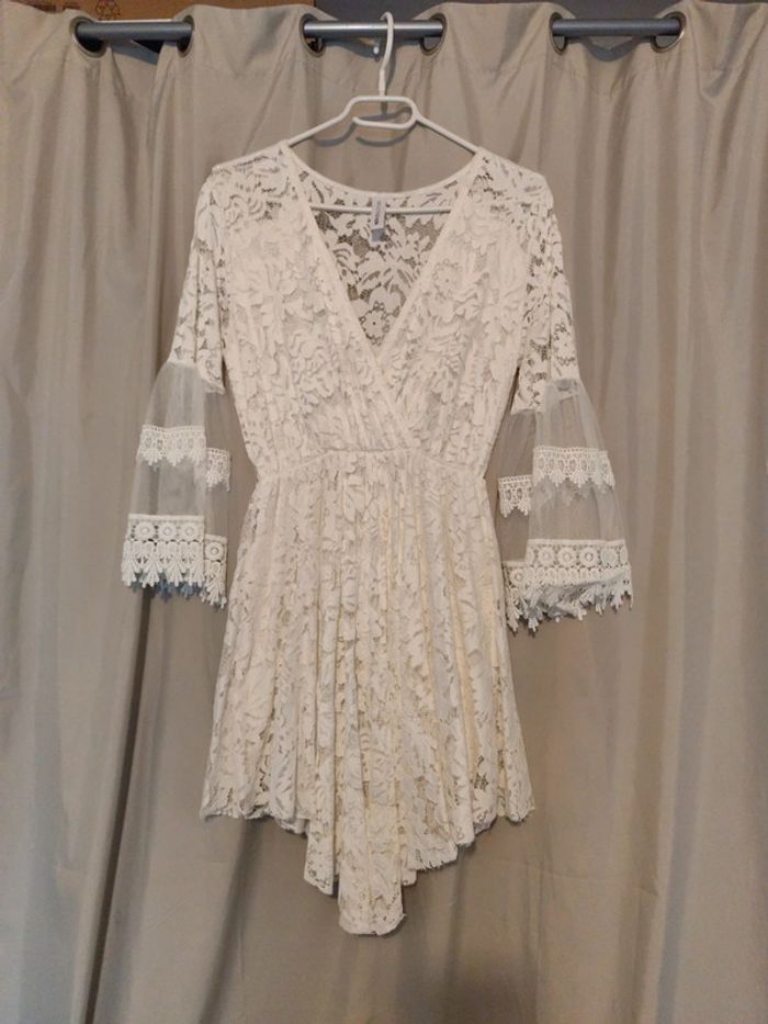 Haut manche mi longue a dentelle blanche