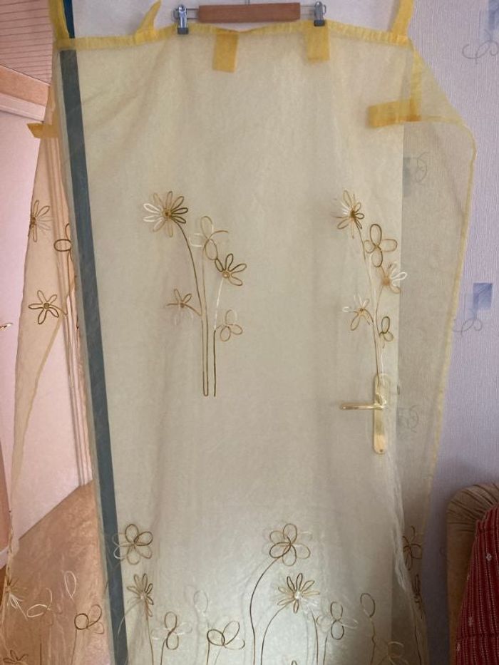 Paire de voilages fleurs brodées
