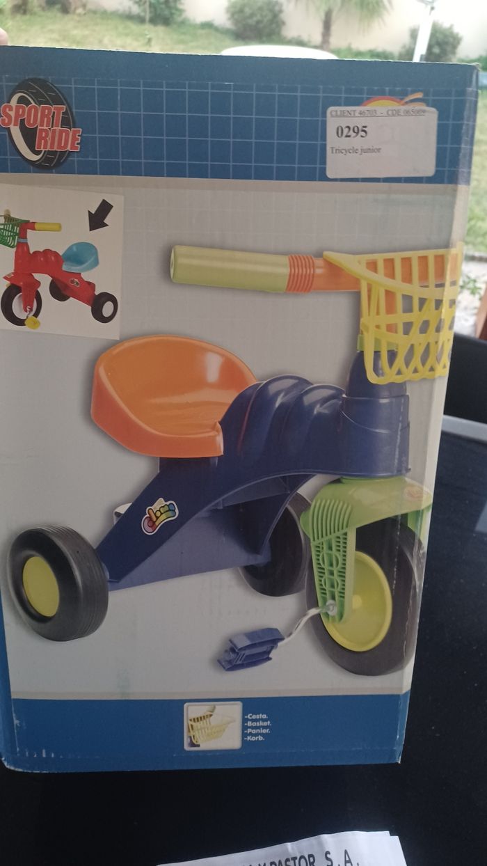 Tricycle enfant 3/ 4 ans neuf jamais servis jouet club entreprise - photo numéro 2