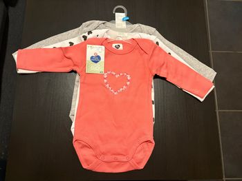 Lot de 3 bodies « cœur » Manches longues Mots d’enfants  Taille 6 mois.