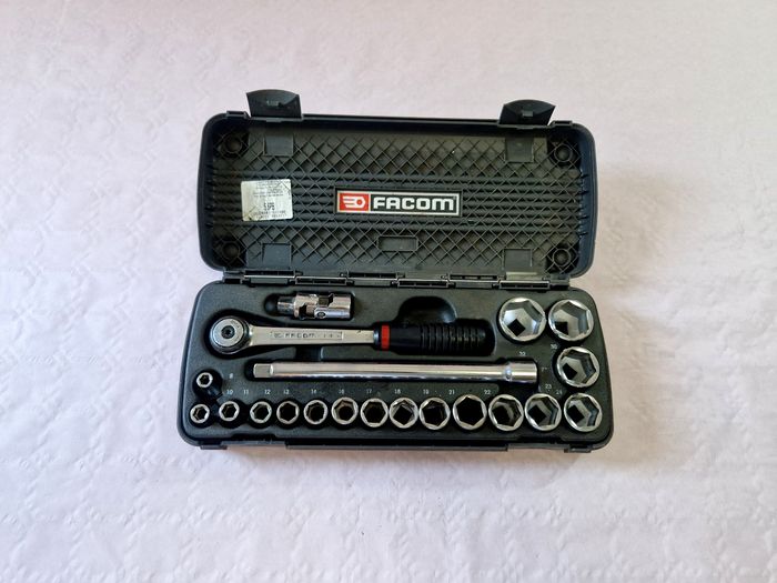 Coffret  , clé à cliquet + rallonge + 17 douilles  , Facom , ancien modèle  , complet