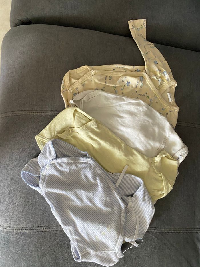 Lot de bodies 2 de 3mois et 2de 1 mois