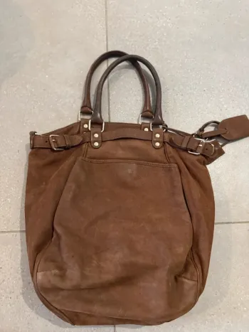 Sac fourre tout en cuir Vanessa Bruno, avec bandoulière  il y a quelques marques d'usures, 38*32cm