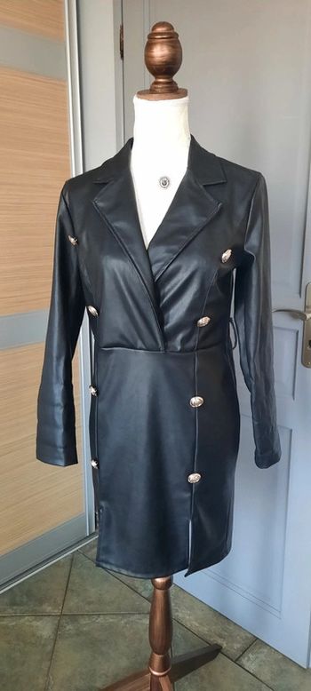 Robe noire similicuir manches longues taille 36 Made In Italy