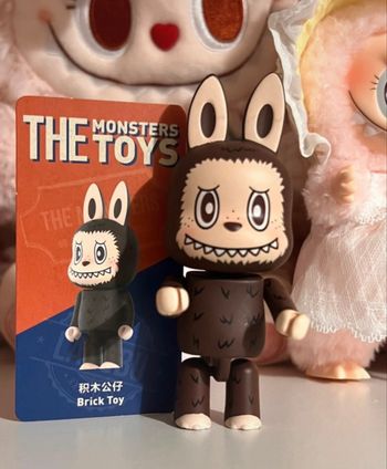 Figurine rare labubu brick avec sa carte 